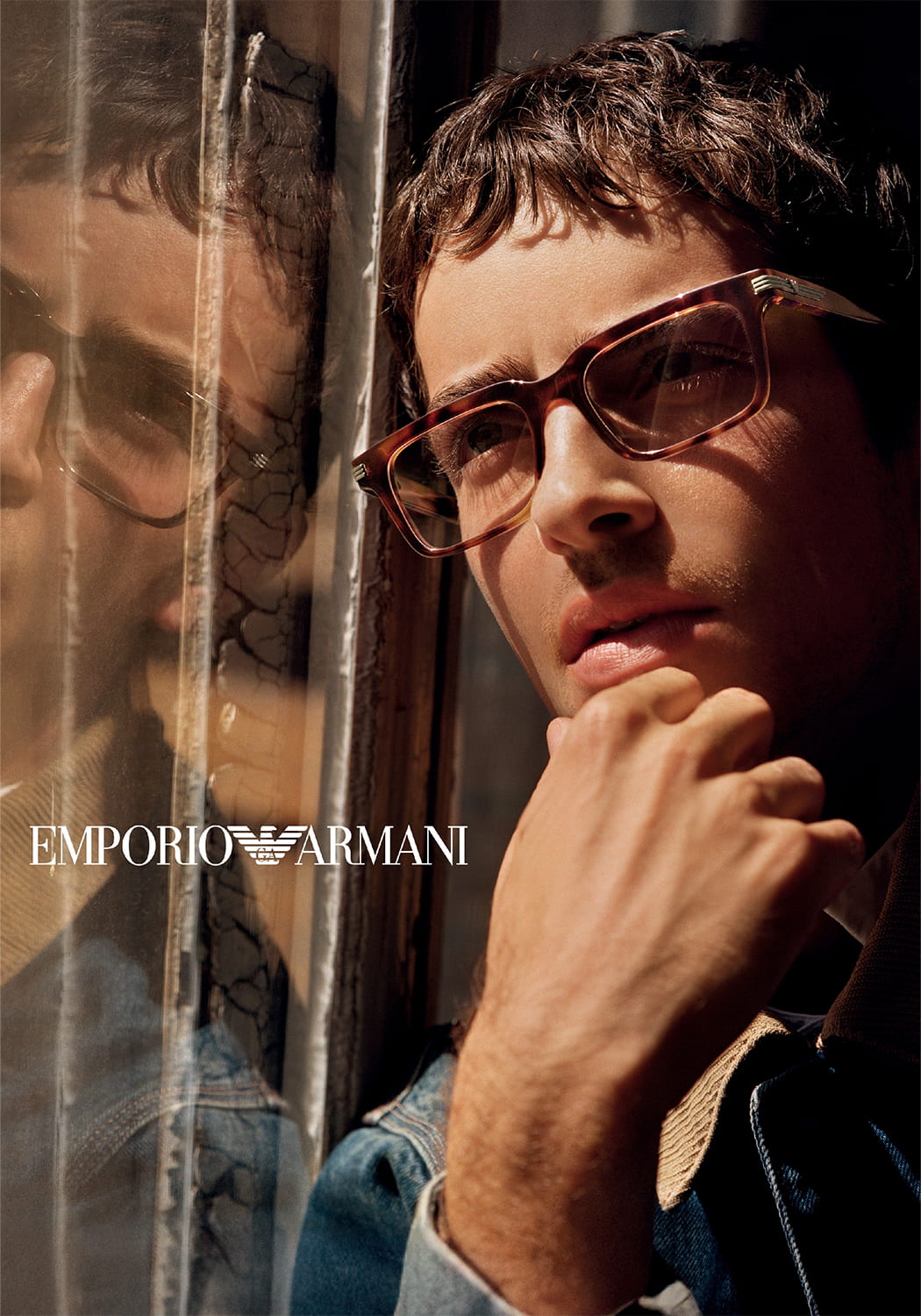 Mann mit einer braunen Kunststoff-Brille der Marke Emporio Armani